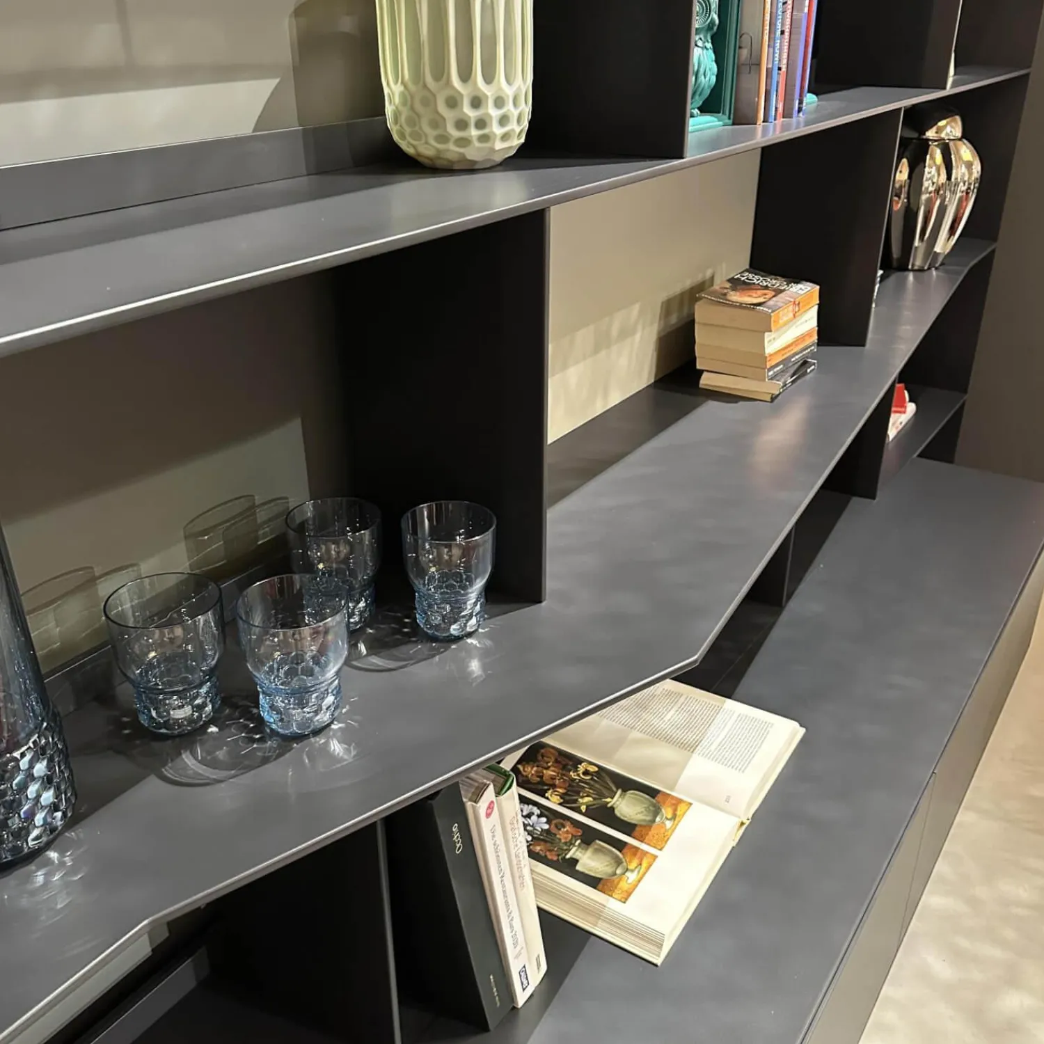 B&B Italia Wohnwände & Tv-Lowboards|Wohnwand Flat C 9907 E Anthrazit Satiniert Rückwand 3748 Rauchgrau Abdeckplatte 0128 Glas Schwarz