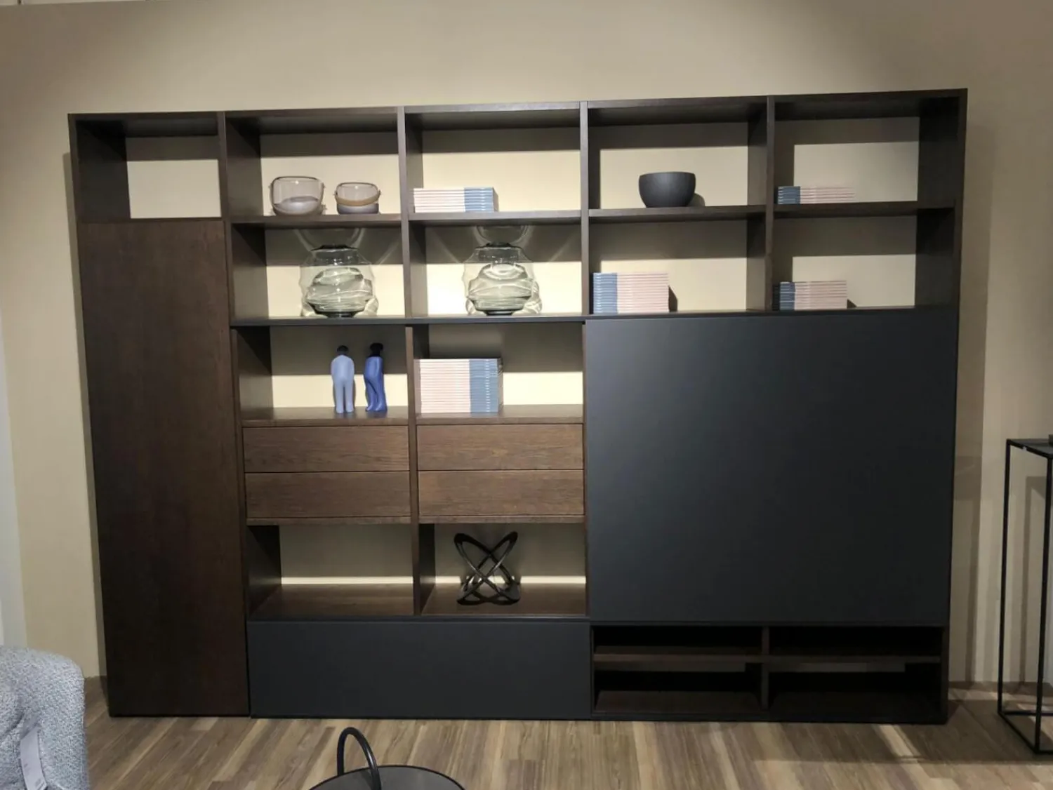 Sudbrock Wohnwände & Tv-Lowboards|Wohnwand Fokus Wildeiche Coffe Dunkelbraun Glas Cosmos Schwarz Gefrostet Ohne Dekoration