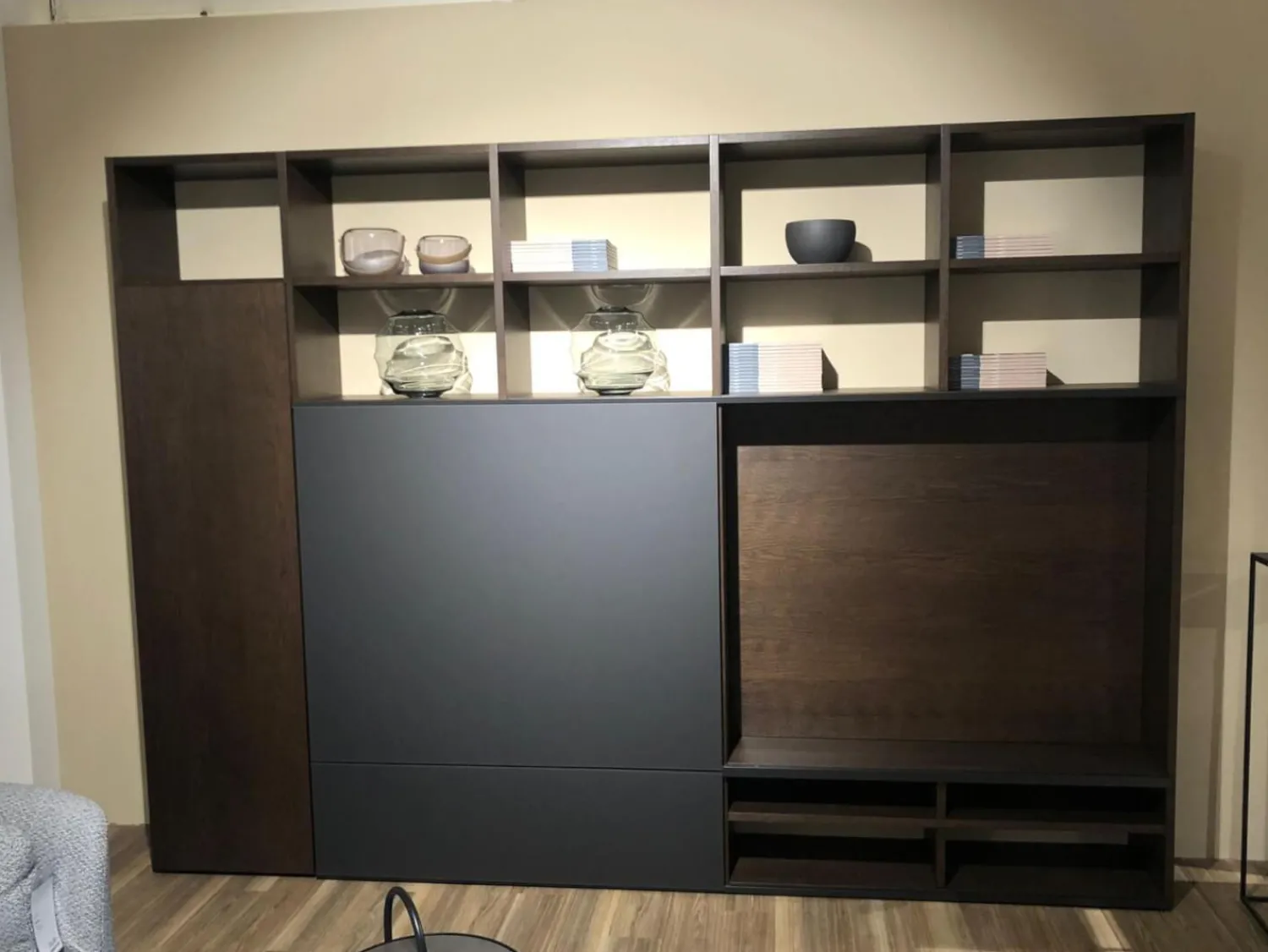 Sudbrock Wohnwände & Tv-Lowboards|Wohnwand Fokus Wildeiche Coffe Dunkelbraun Glas Cosmos Schwarz Gefrostet Ohne Dekoration