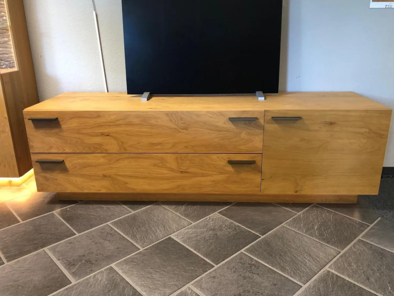 Schröder Franz Wohnwände & Tv-Lowboards|Wohnwand Kitzalm Solid Plus K050 Kernasteiche Natur Furniert Gebürstet Akzentglas Schiefer Grau Inklusive Beleuchtung