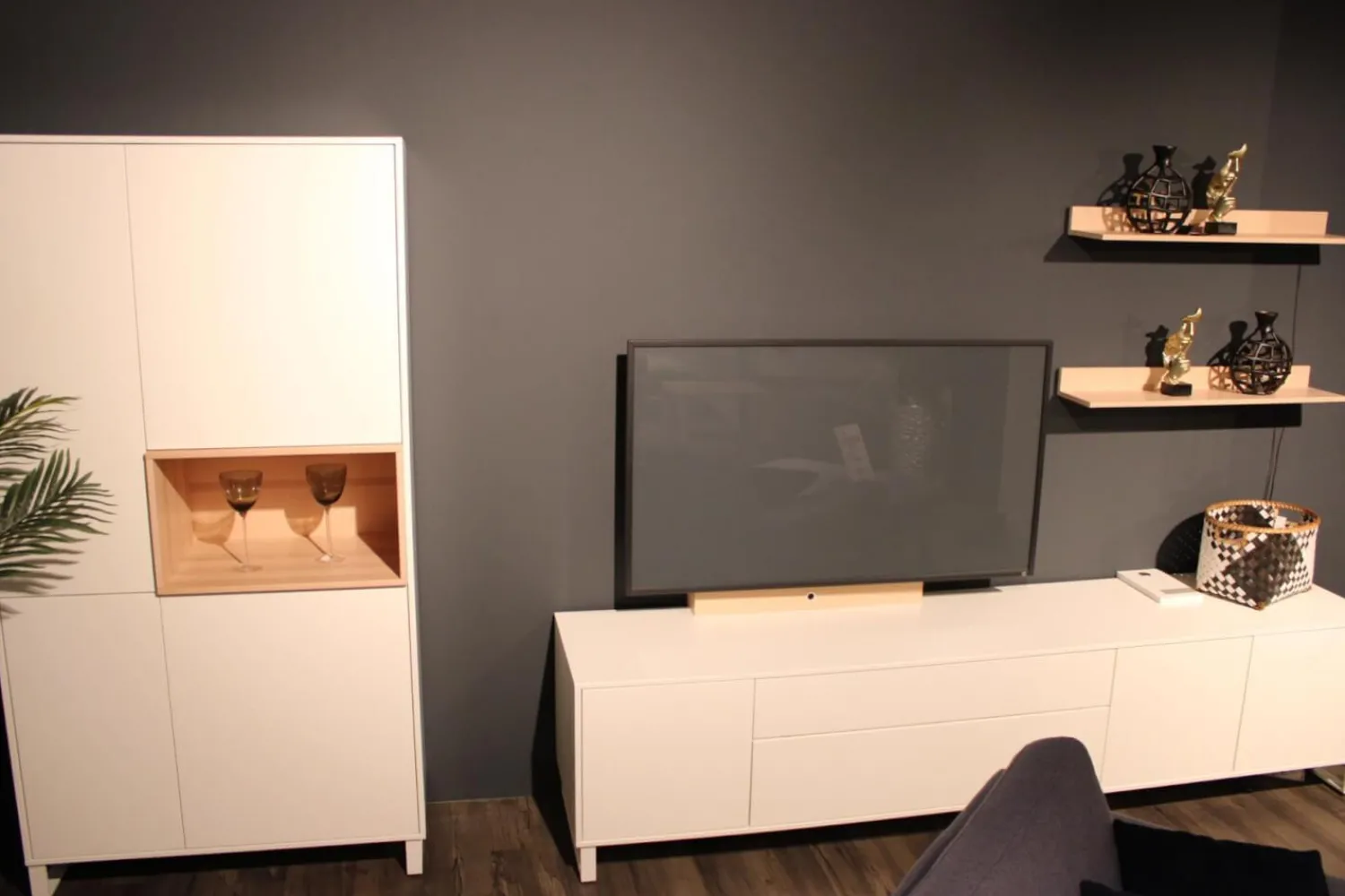 Rietberger Möbelwerke Wohnwände & Tv-Lowboards|Wohnwand Lennon Lack Weiß Absetzung Kristallbuche