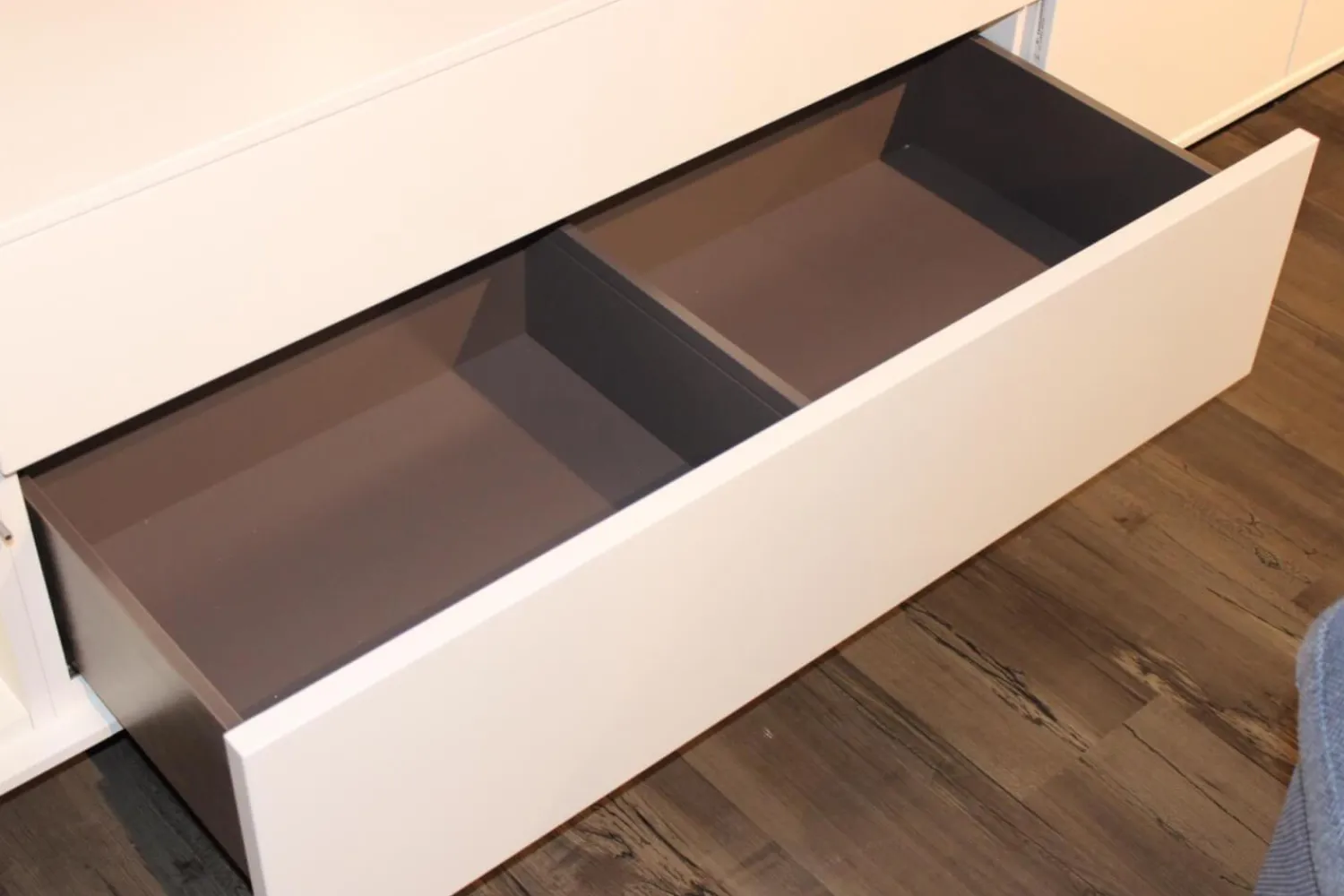 Rietberger Möbelwerke Wohnwände & Tv-Lowboards|Wohnwand Lennon Lack Weiß Absetzung Kristallbuche