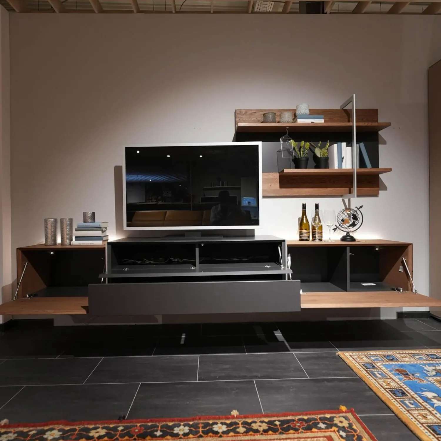 Die Hausmarke Wohnwände & Tv-Lowboards|Wohnwand Media Design 5800001-343 Raucheiche Massiv Lackfarbton Schiefer Schwarz