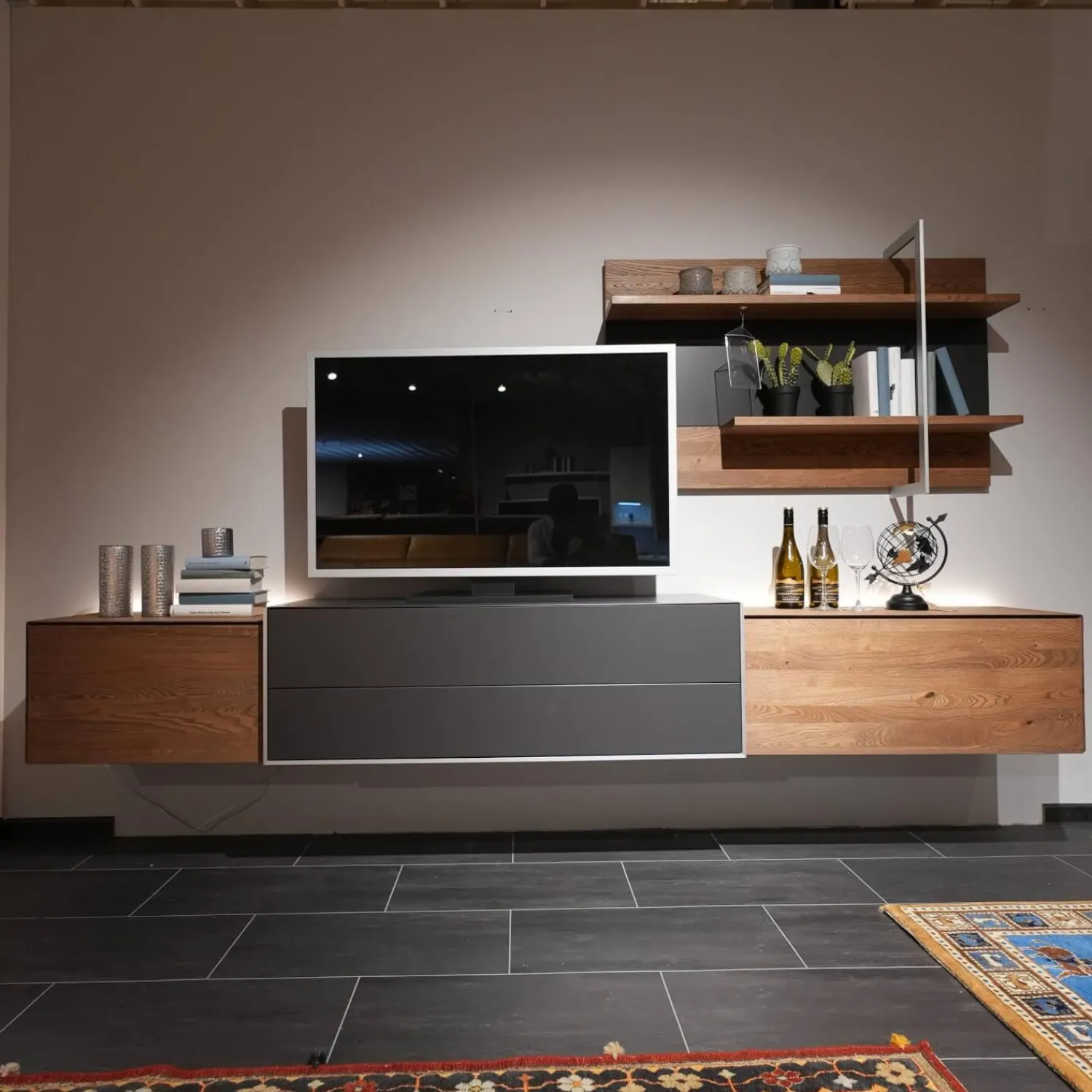 Die Hausmarke Wohnwände & Tv-Lowboards|Wohnwand Media Design 5800001-343 Raucheiche Massiv Lackfarbton Schiefer Schwarz