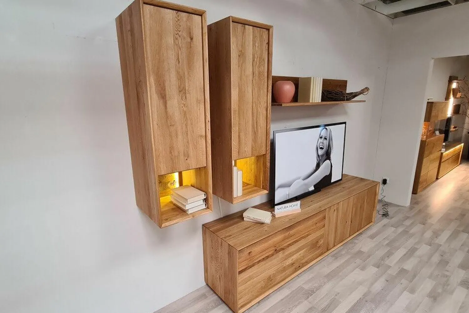 Natura Wohnwände & Tv-Lowboards|Wohnwand Missoula Eiche Massiv Geölt mit LED-Beleuchtung