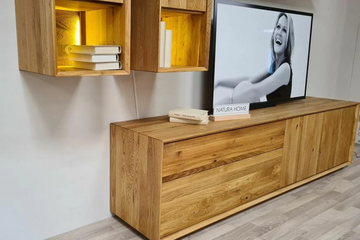 Natura Wohnwände & Tv-Lowboards|Wohnwand Missoula Eiche Massiv Geölt mit LED-Beleuchtung