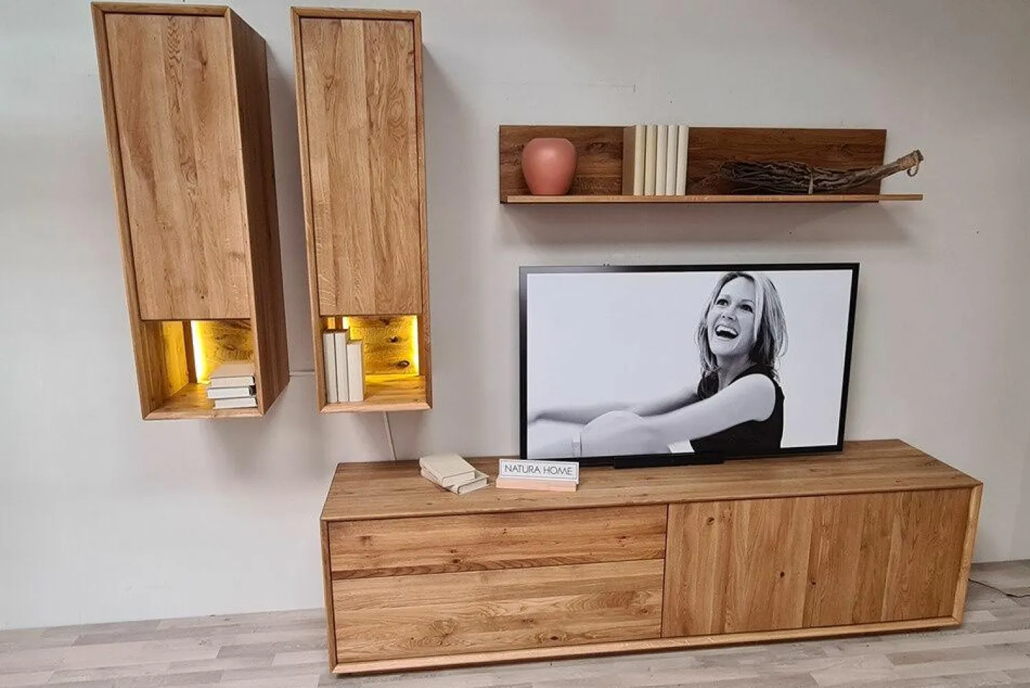 Natura Wohnwände & Tv-Lowboards|Wohnwand Missoula Eiche Massiv Geölt mit LED-Beleuchtung