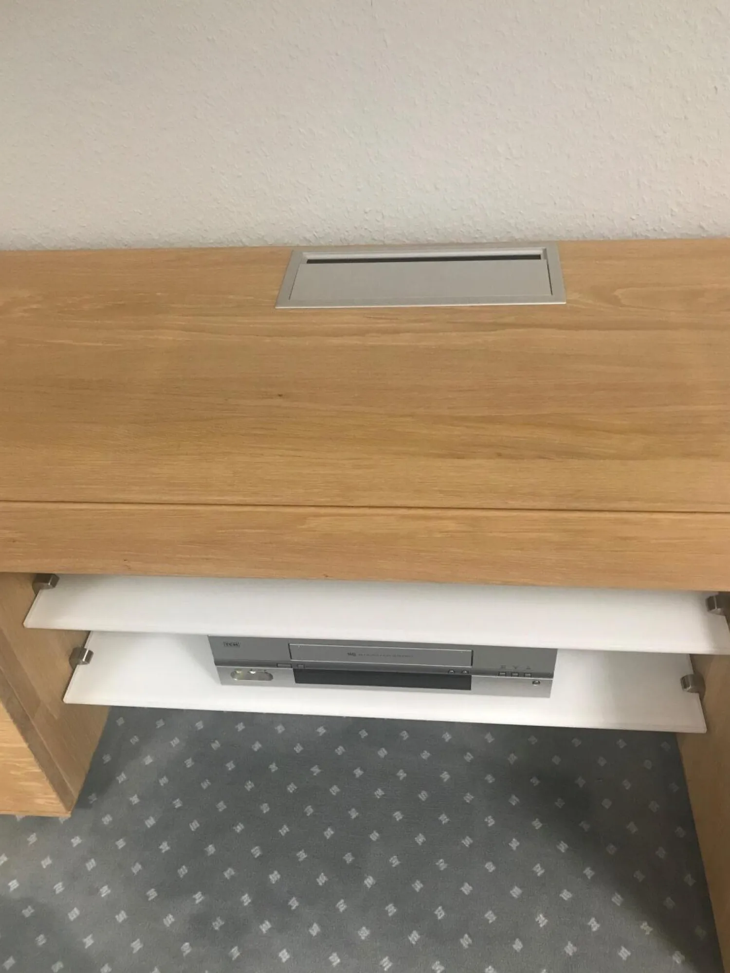 Decker Wohnwände & Tv-Lowboards|Wohnwand Modell Laguna Ausführung Eiche Bianco Massiv Weiß mit Zubehör und Beleuchtung