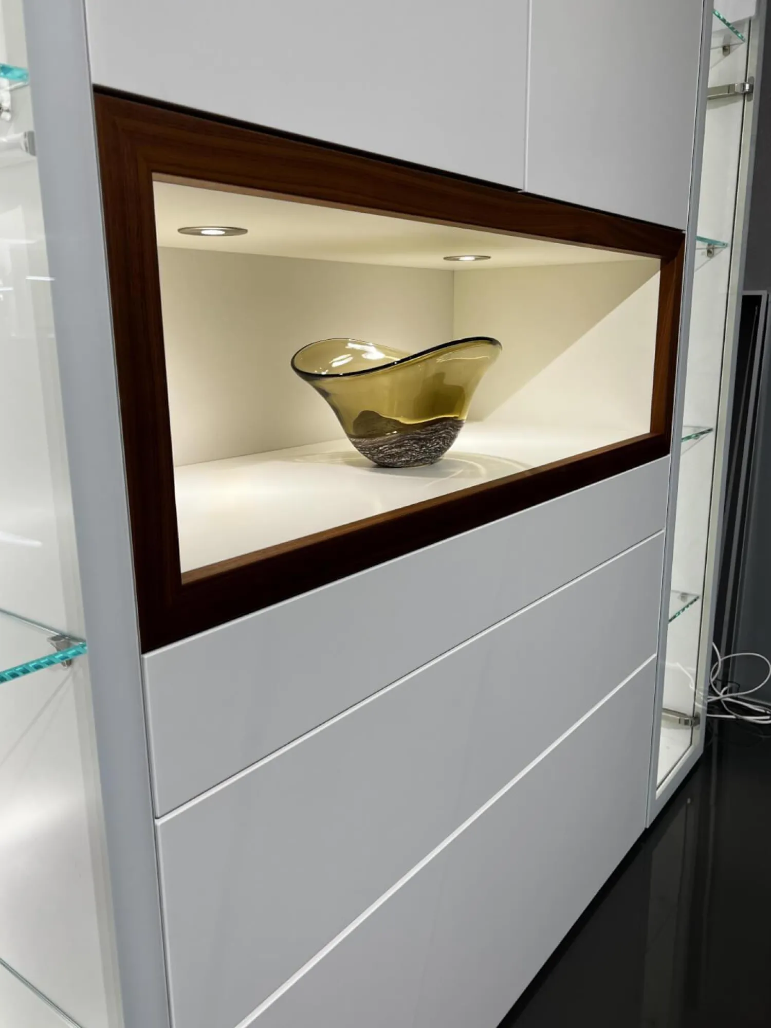 Hülsta Wohnwände & Tv-Lowboards|Wohnwand Neo Kernnussbaum Und Lack Reinweiss Mit Hinterlackiertem Glas Inklusive Beleuchtung