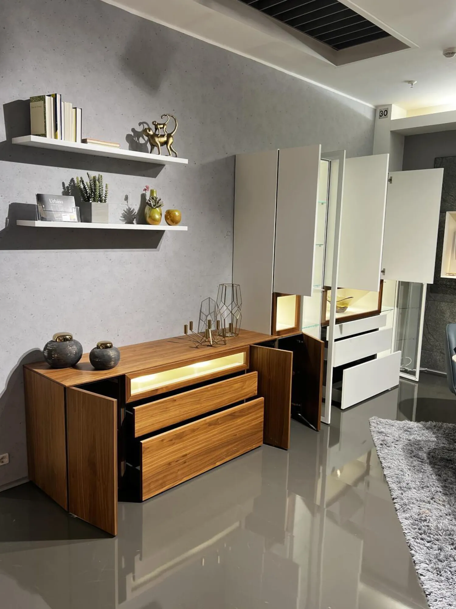 Hülsta Wohnwände & Tv-Lowboards|Wohnwand Neo Kernnussbaum Und Lack Reinweiss Mit Hinterlackiertem Glas Inklusive Beleuchtung