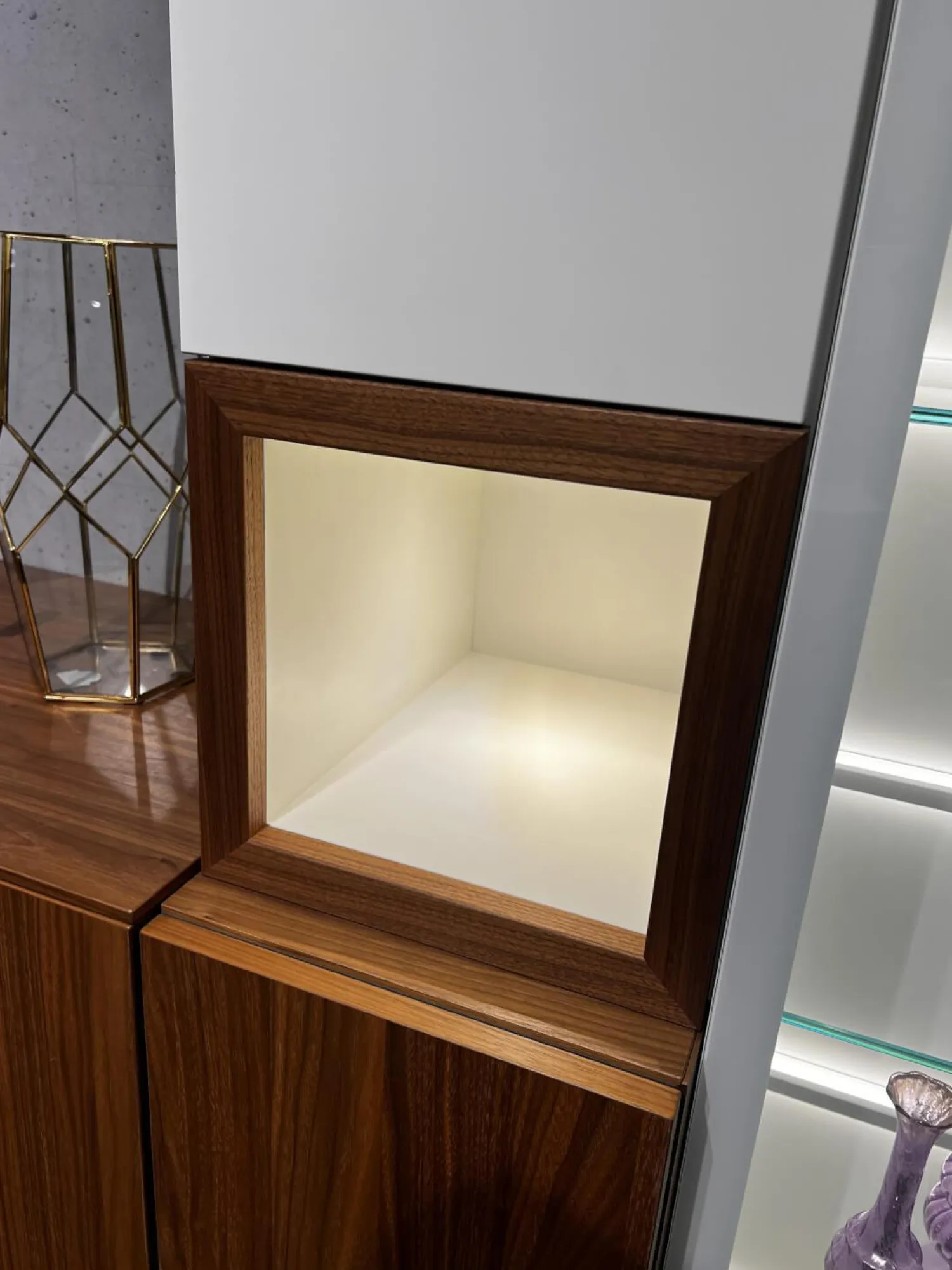 Hülsta Wohnwände & Tv-Lowboards|Wohnwand Neo Kernnussbaum Und Lack Reinweiss Mit Hinterlackiertem Glas Inklusive Beleuchtung