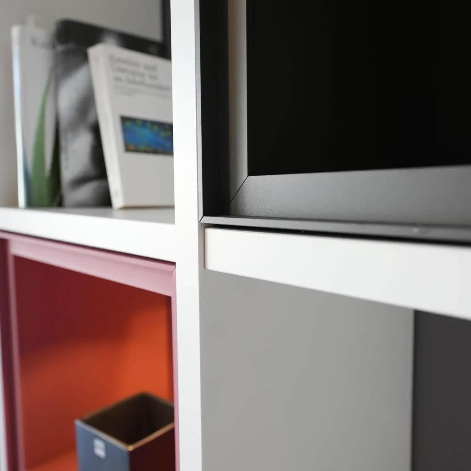 Venjakob Wohnwände & Tv-Lowboards|Wohnwand Plan X Lack Weiß Matt Absetzung Jadegrün Matt Inklusive Beleuchtung Mit Regal Ohne Fernseher