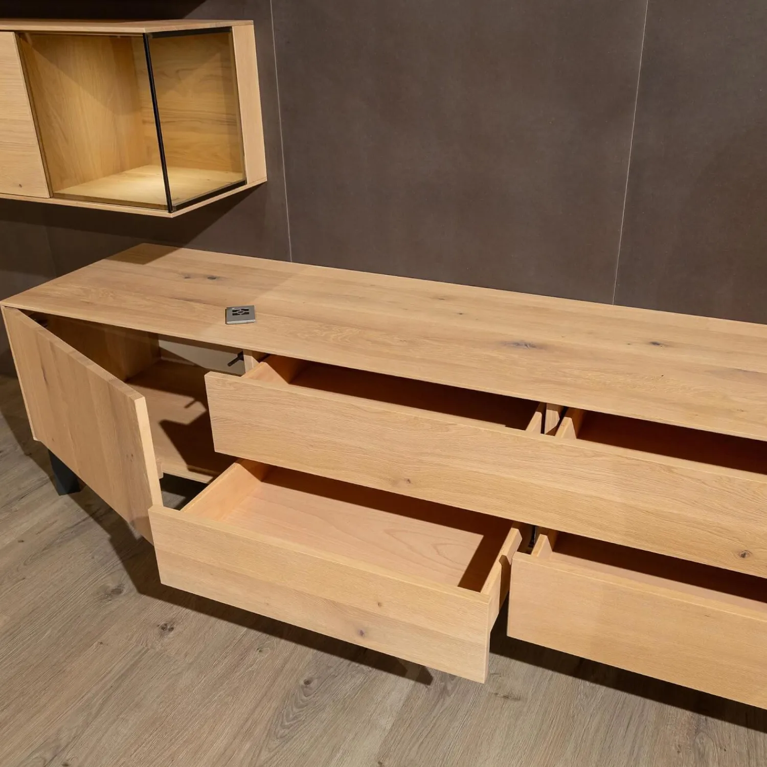 Anrei Wohnwände & Tv-Lowboards|Wohnwand Puro 109 368 Asteiche Gebürstet Weiß Geölt Metall Sockel Schwarz Matt Mit Glaseinlage Und Beleuchtung