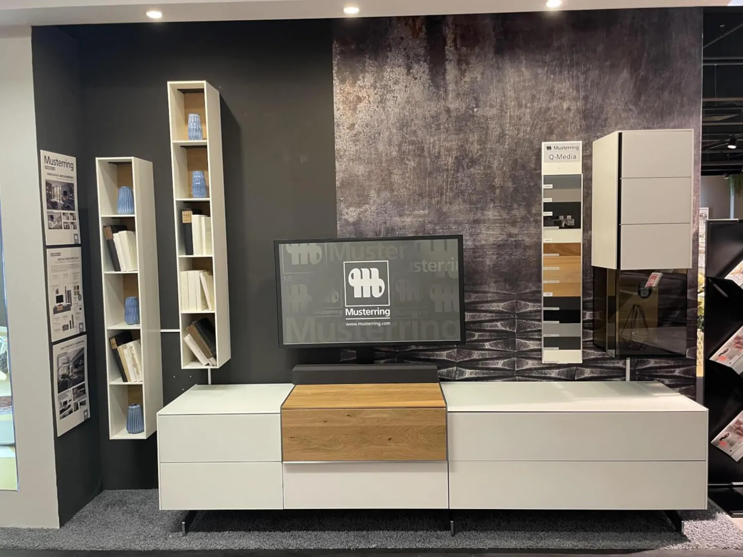 Musterring Wohnwände & Tv-Lowboards|Wohnwand Q Media 2 0 Front Und Korpus Mattglas Weiß PG5 Mittelelement Eiche Massiv Mit LED Beleuchtung Ohne Vitrine