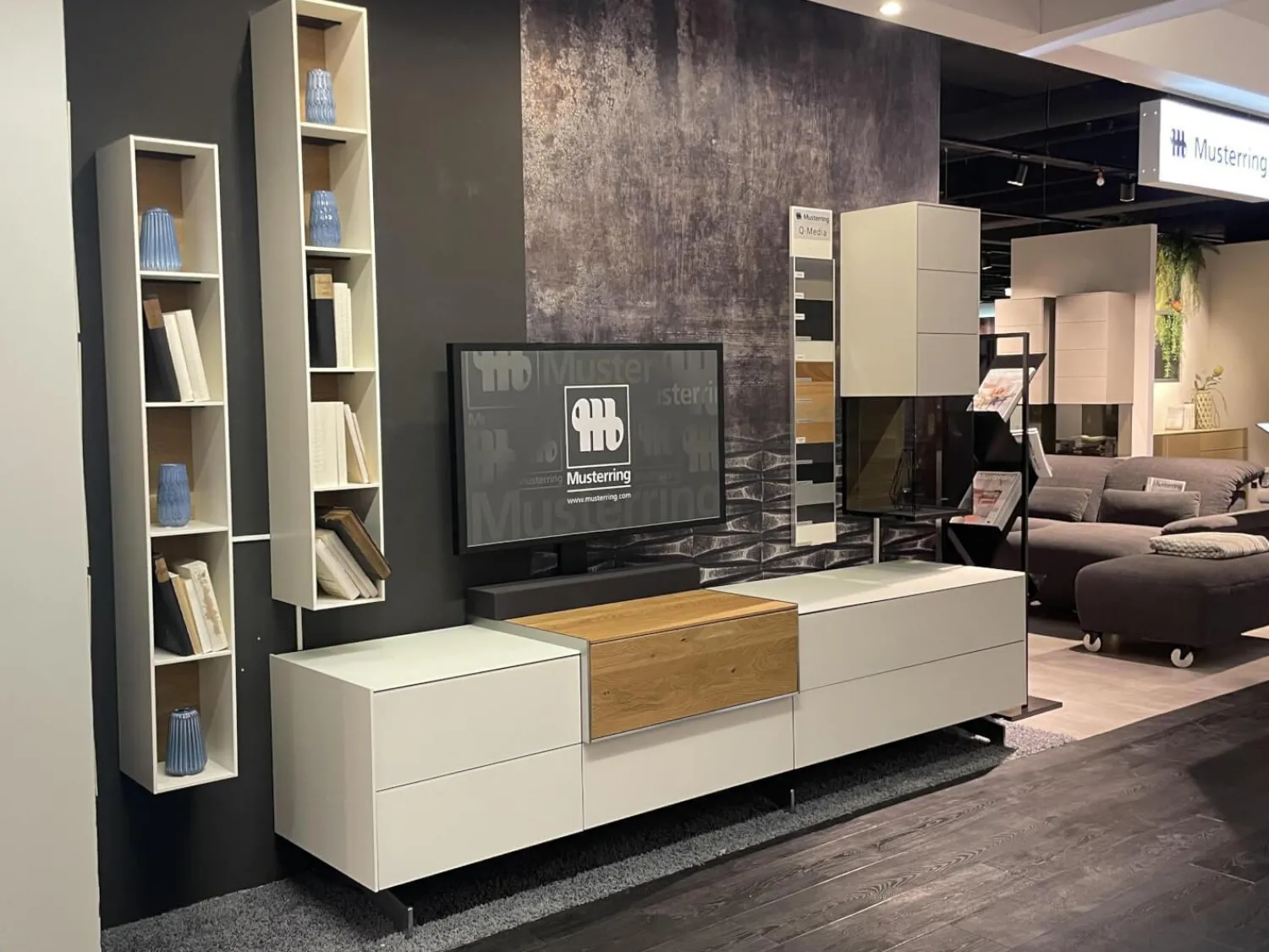 Musterring Wohnwände & Tv-Lowboards|Wohnwand Q Media 2 0 Front Und Korpus Mattglas Weiß PG5 Mittelelement Eiche Massiv Mit LED Beleuchtung Ohne Vitrine