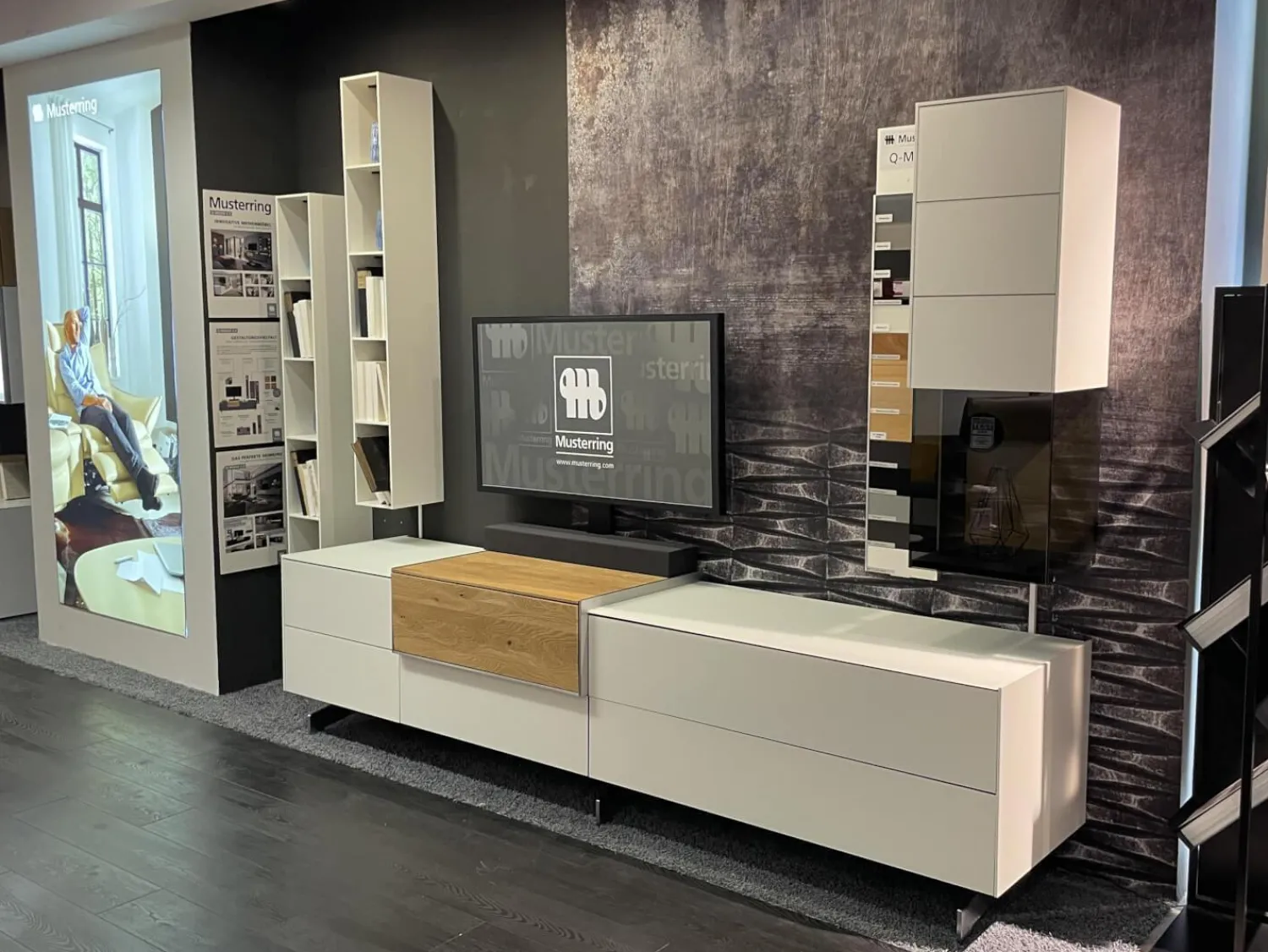 Musterring Wohnwände & Tv-Lowboards|Wohnwand Q Media 2 0 Front Und Korpus Mattglas Weiß PG5 Mittelelement Eiche Massiv Mit LED Beleuchtung Ohne Vitrine