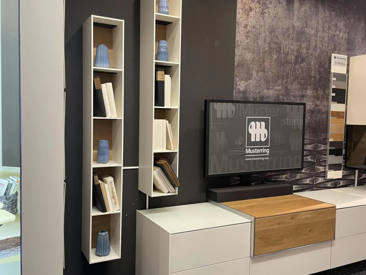 Musterring Wohnwände & Tv-Lowboards|Wohnwand Q Media 2 0 Front Und Korpus Mattglas Weiß PG5 Mittelelement Eiche Massiv Mit LED Beleuchtung Ohne Vitrine