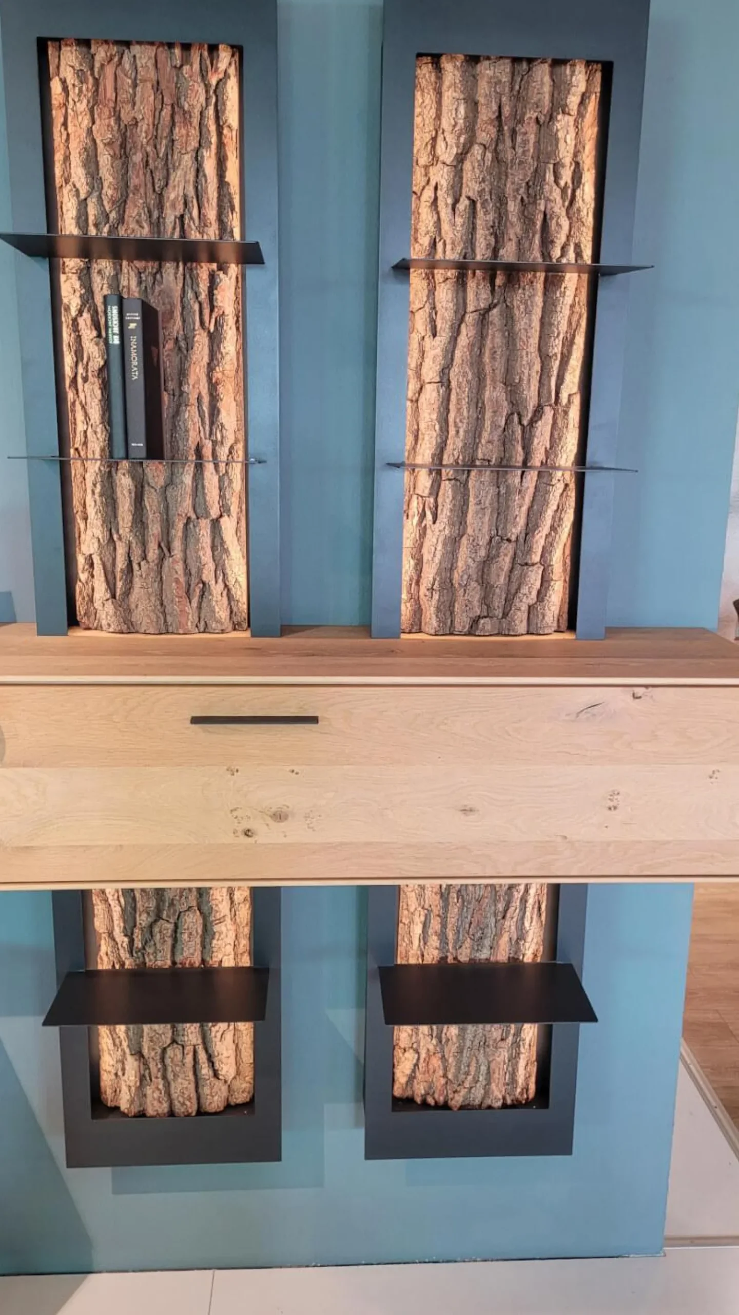 Hartmann Wohnwände & Tv-Lowboards|Wohnwand Runa Kerneiche Massiv Natur Gebürstet Applikation Rinde Metall Anthrazit Mit Beleuchtung