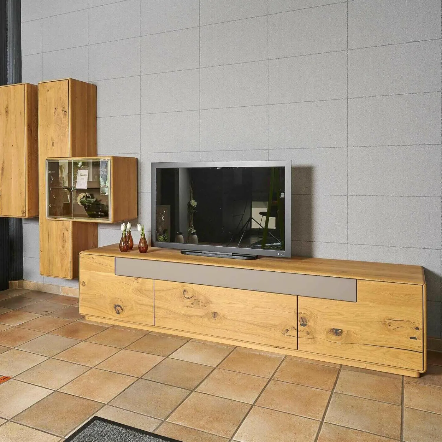 Wöstmann Wohnwände & Tv-Lowboards|Wohnwand Sineo Europäische Wildeiche Bohleneiche Gebürstet Mit Beleuchtung Und Mattglas-Akzent