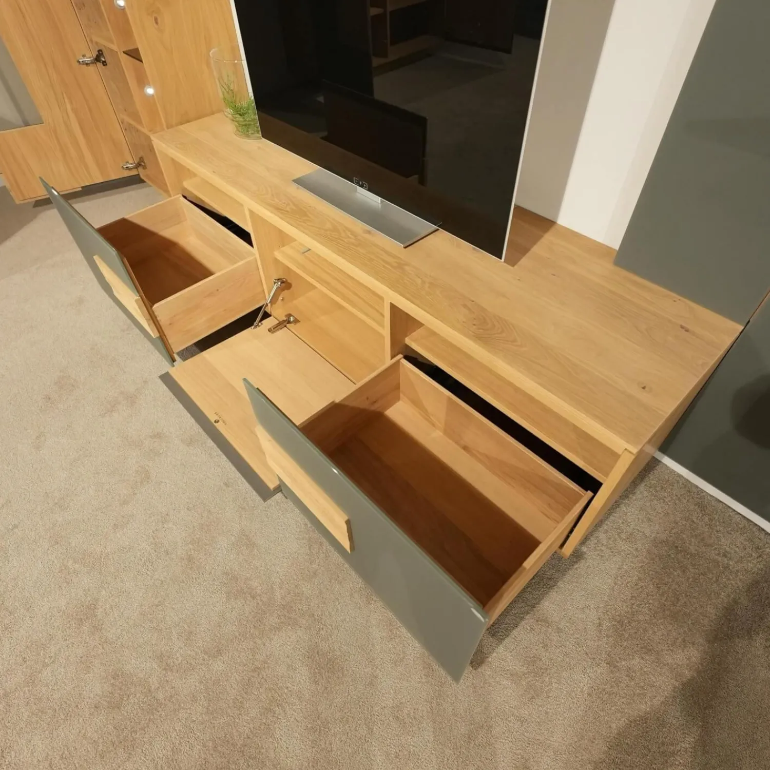 Voglauer Wohnwände & Tv-Lowboards|Wohnwand V Montanara Holz Wildeiche Geölt Frontglas Montegrau Mit Beleuchtung