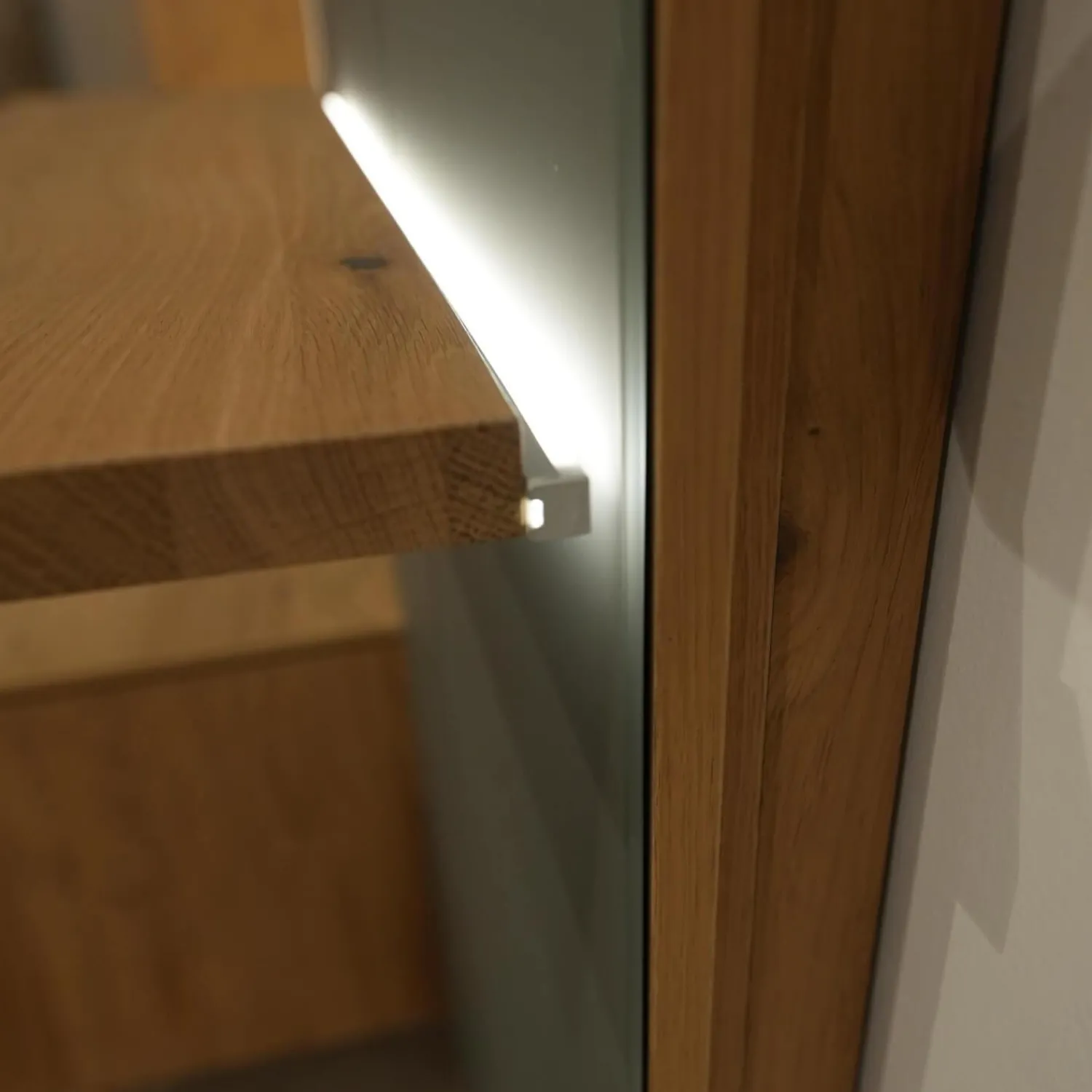 Voglauer Wohnwände & Tv-Lowboards|Wohnwand V Montanara Holz Wildeiche Geölt Frontglas Montegrau Mit Beleuchtung