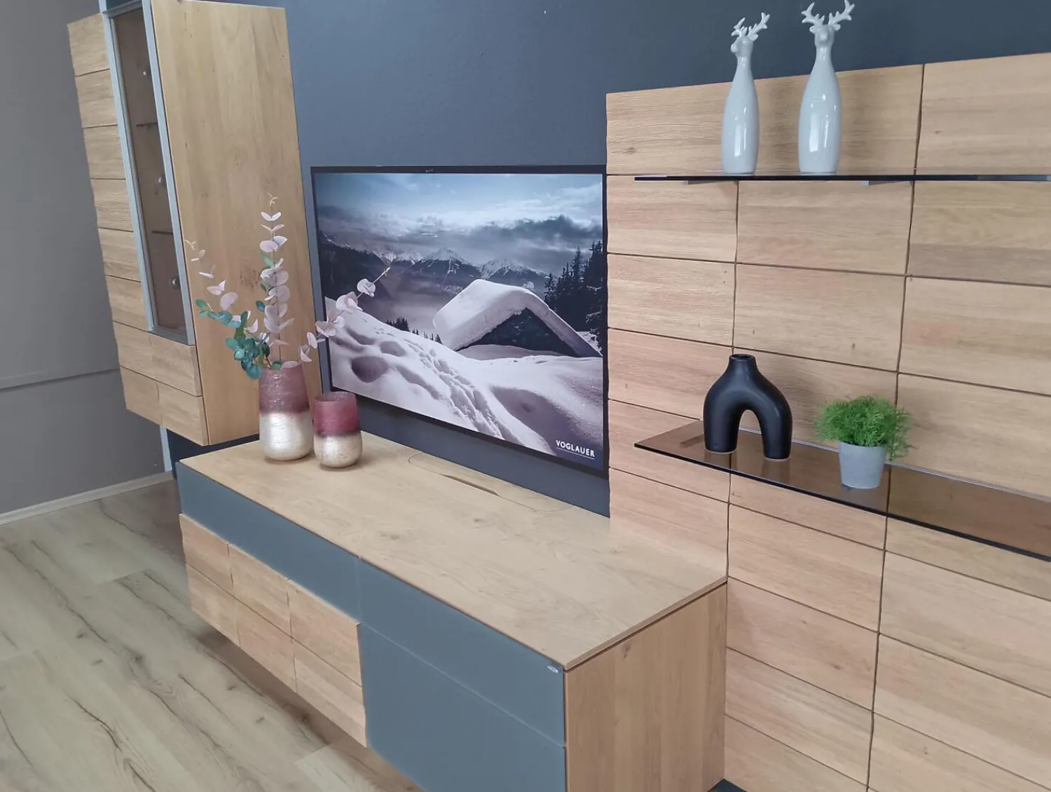 Voglauer Wohnwände & Tv-Lowboards|Wohnwand V Montanara Wildeiche Geölt Frontglas Montegrau Inklusive Beleuchtung
