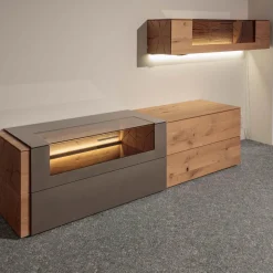 Hartmann Wohnwände & Tv-Lowboards|Wohnwand Vera 7210W Kerneiche Umato Massiv Oberfläche Sägegrau Gebürstet Lackiert Applikation Metall Titan Mit Beleuchtung