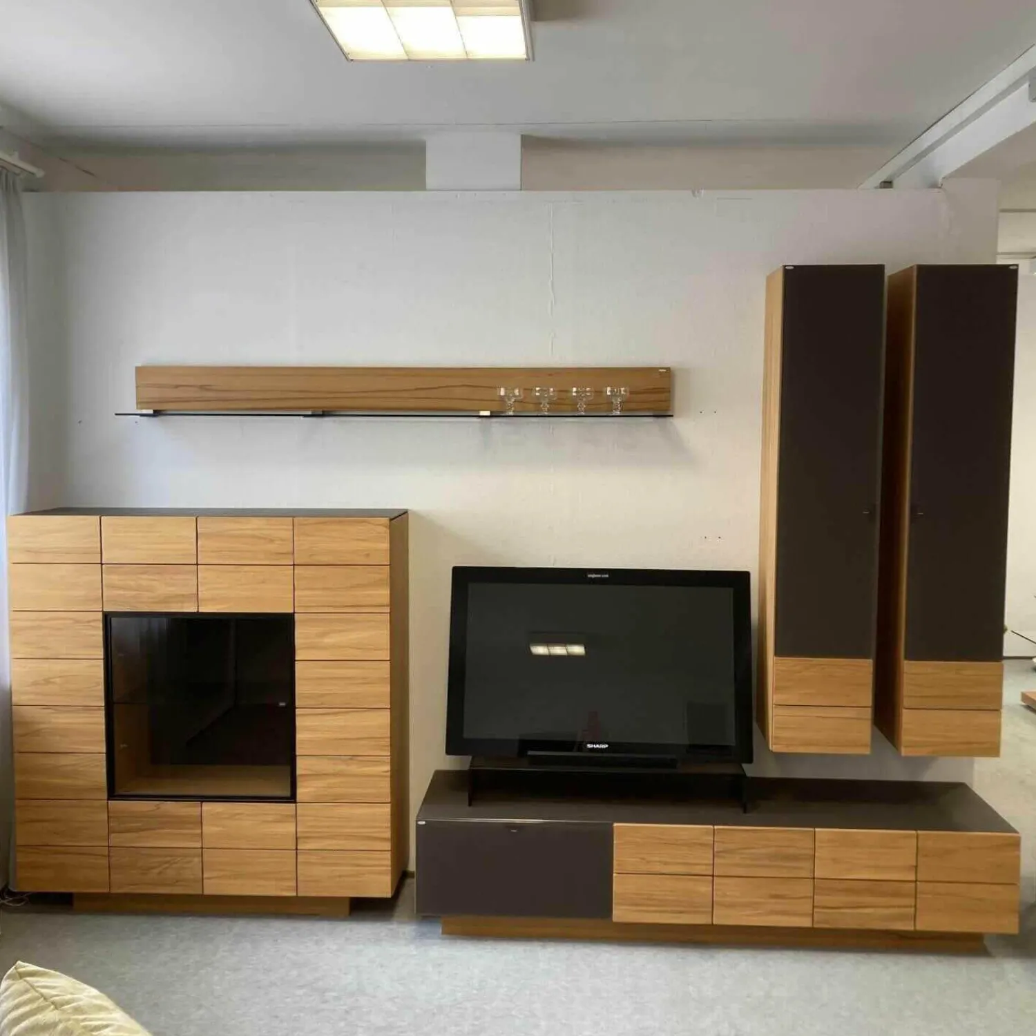 Voglauer Wohnwände & Tv-Lowboards|Wohnwand V-Montana Kernbuche mit Glasfronten Montegrau