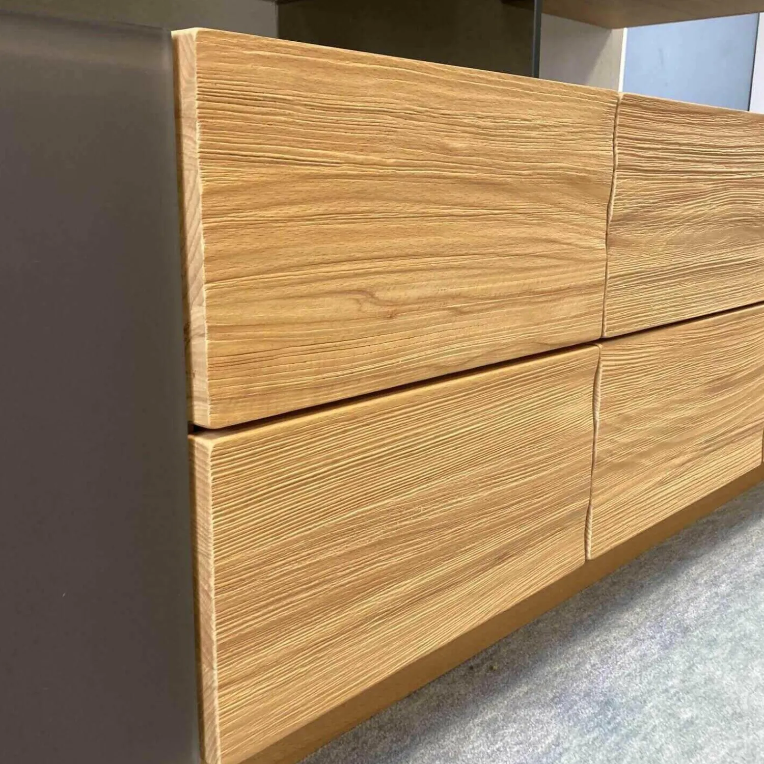 Voglauer Wohnwände & Tv-Lowboards|Wohnwand V-Montana Kernbuche mit Glasfronten Montegrau