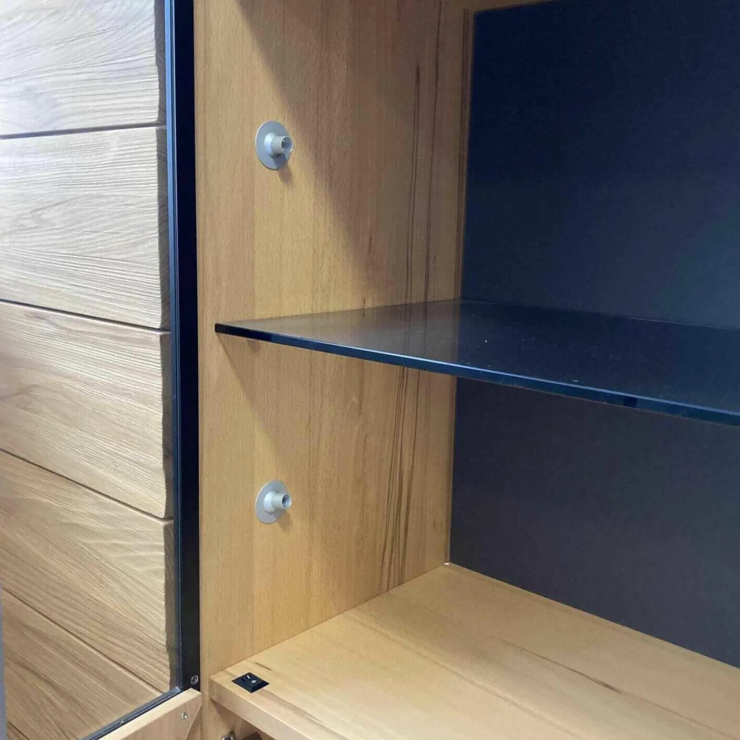 Voglauer Wohnwände & Tv-Lowboards|Wohnwand V-Montana Kernbuche mit Glasfronten Montegrau