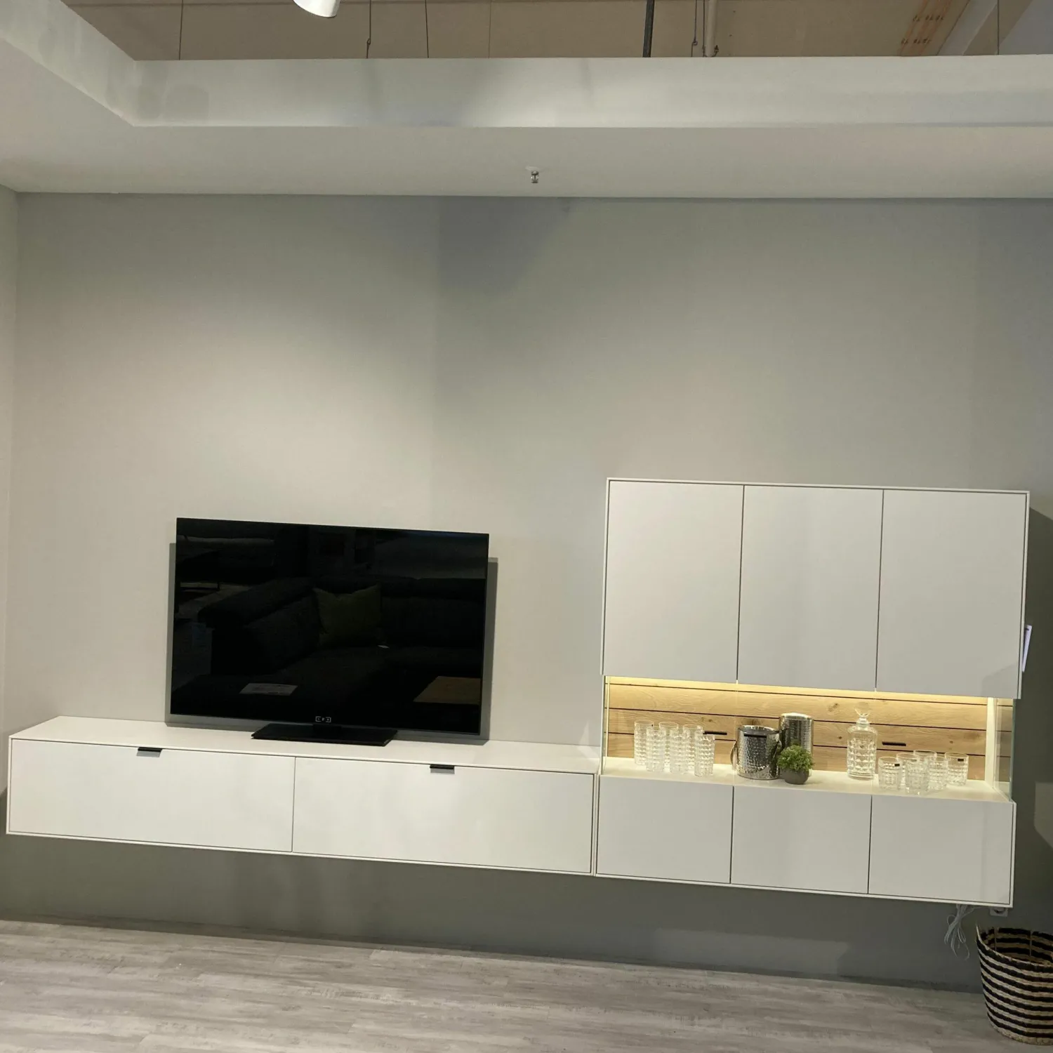 Wöstmann Wohnwände & Tv-Lowboards|Wohnwand Werne Lack Weiß Gebürstete Rückwand Balkeneiche