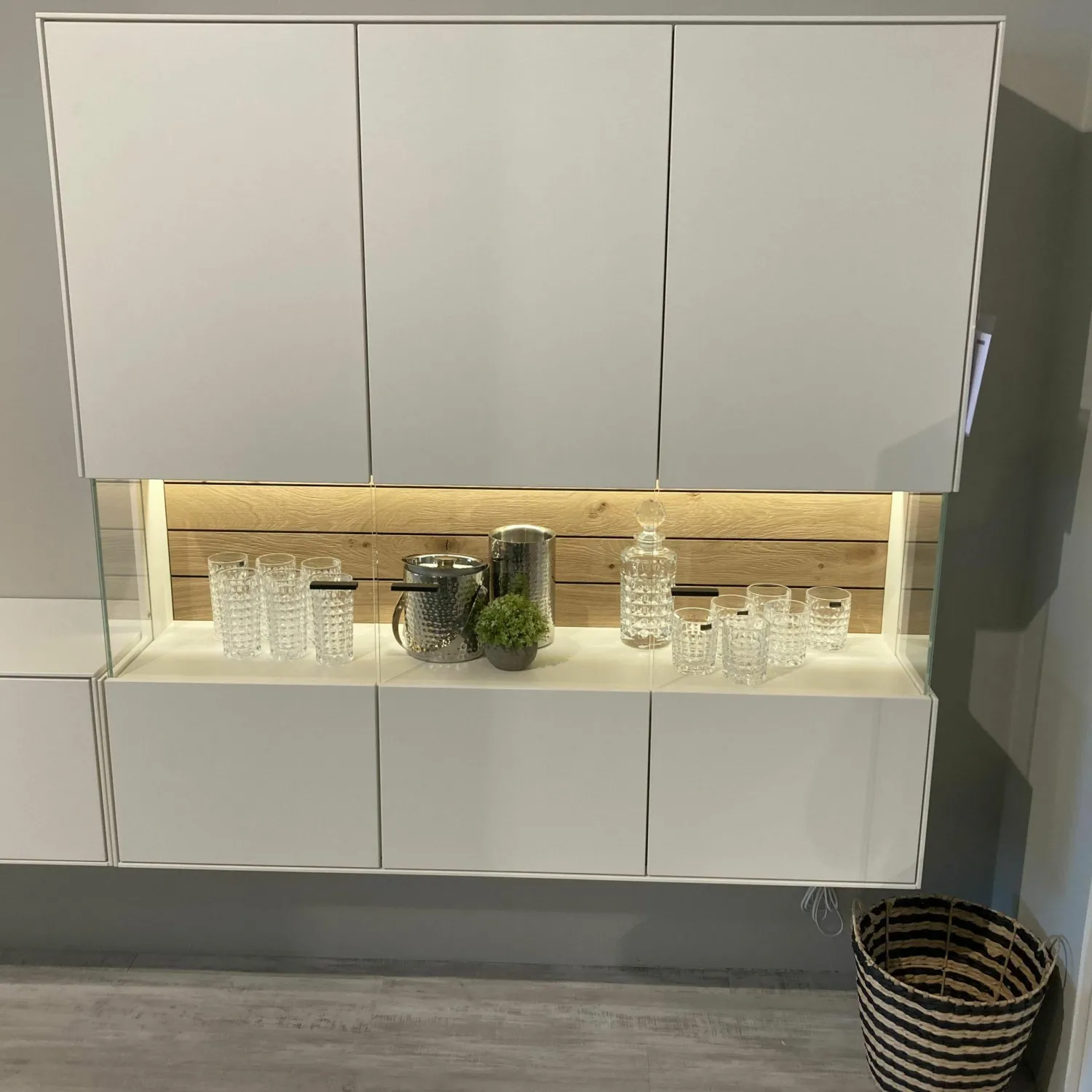 Wöstmann Wohnwände & Tv-Lowboards|Wohnwand Werne Lack Weiß Gebürstete Rückwand Balkeneiche