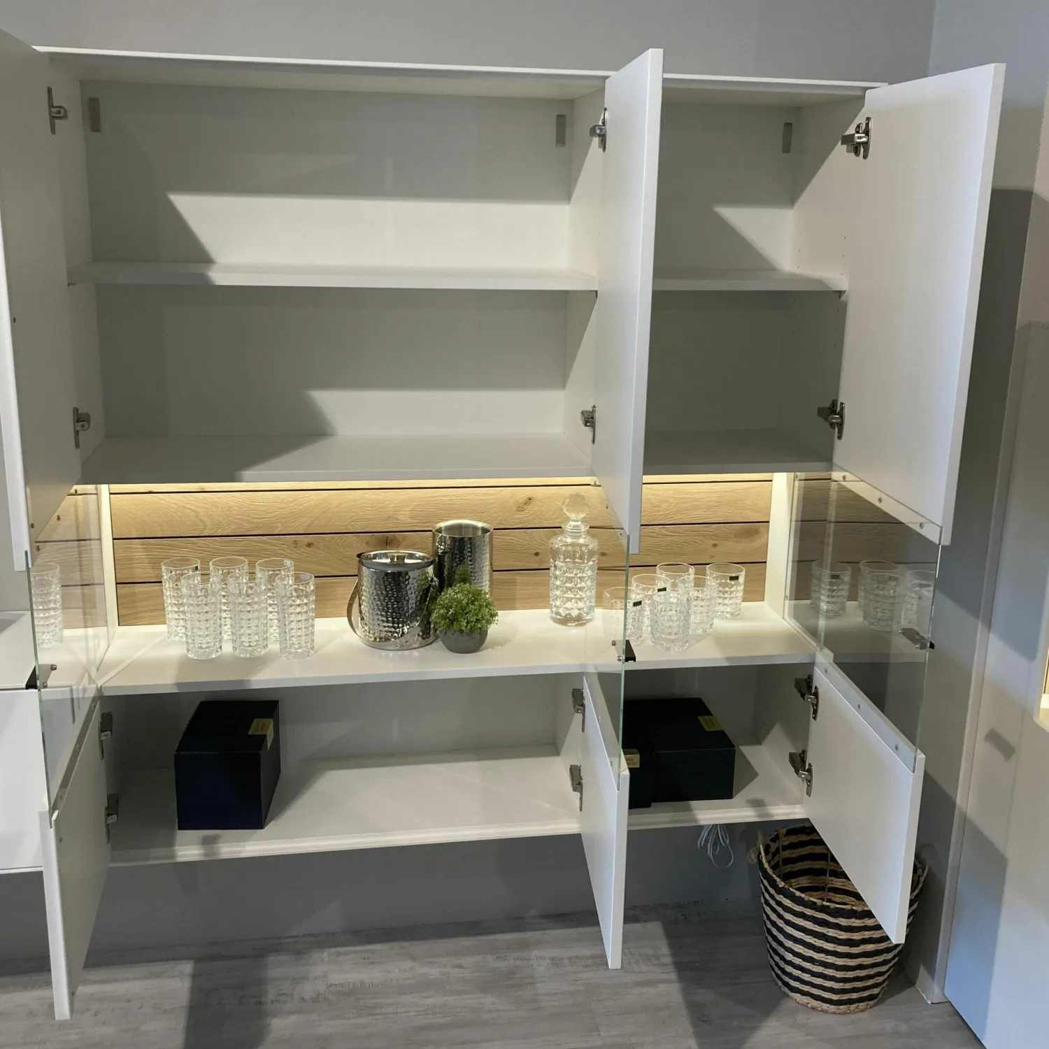 Wöstmann Wohnwände & Tv-Lowboards|Wohnwand Werne Lack Weiß Gebürstete Rückwand Balkeneiche