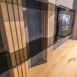 WK Wohnen Wohnwände & Tv-Lowboards|Wohnwand WK 490 Baristo Asteiche Bianco Rillenoptik Glas Anthrazit Inklusive LED Beleuchtung