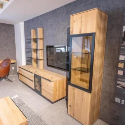 WK Wohnen Wohnwände & Tv-Lowboards|Wohnwand WK 490 Baristo Asteiche Bianco Rillenoptik Glas Anthrazit Inklusive LED Beleuchtung