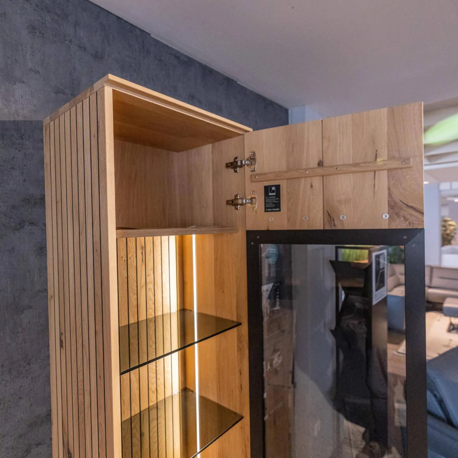 WK Wohnen Wohnwände & Tv-Lowboards|Wohnwand WK 490 Baristo Asteiche Bianco Rillenoptik Glas Anthrazit Inklusive LED Beleuchtung