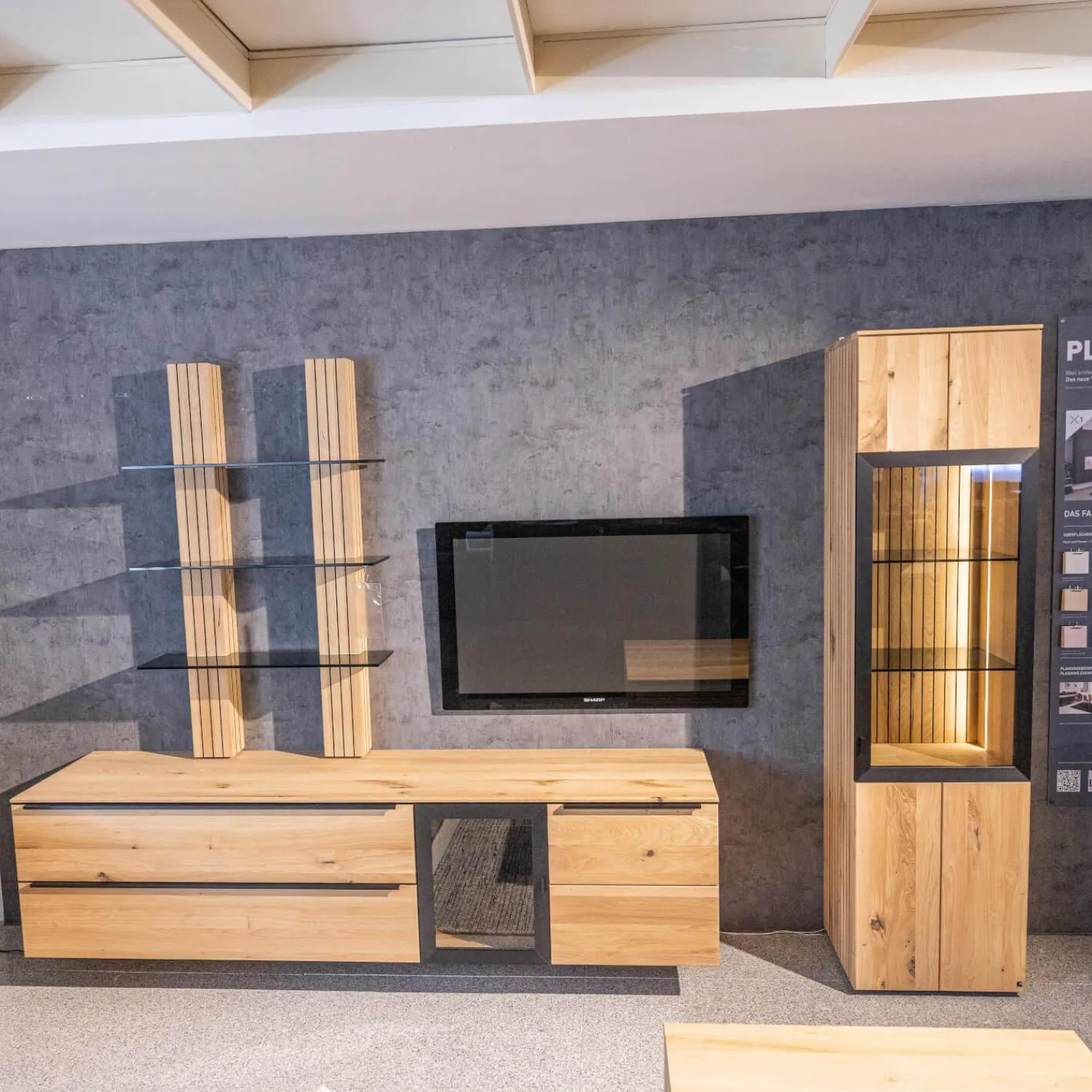 WK Wohnen Wohnwände & Tv-Lowboards|Wohnwand WK 490 Baristo Asteiche Bianco Rillenoptik Glas Anthrazit Inklusive LED Beleuchtung