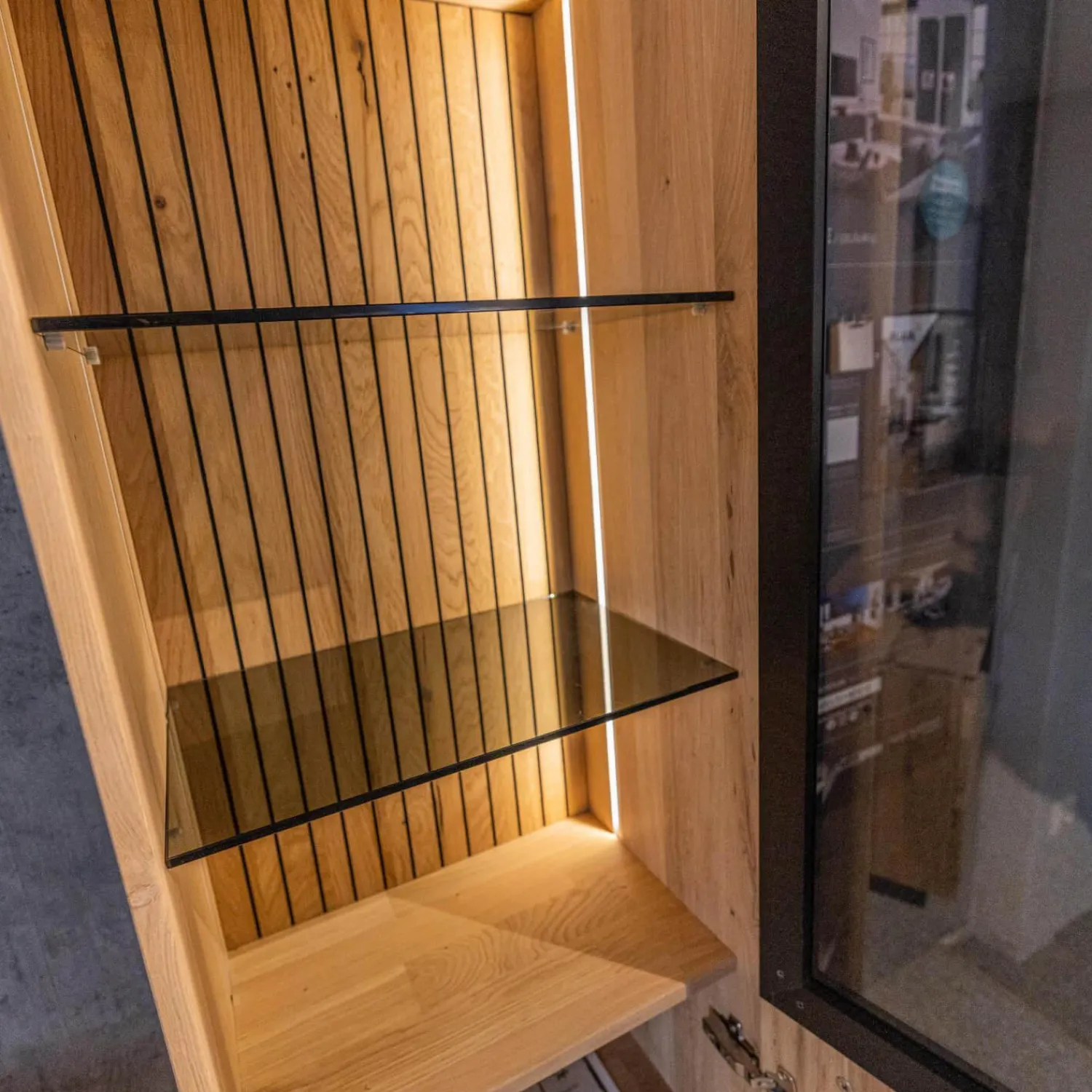 WK Wohnen Wohnwände & Tv-Lowboards|Wohnwand WK 490 Baristo Asteiche Bianco Rillenoptik Glas Anthrazit Inklusive LED Beleuchtung