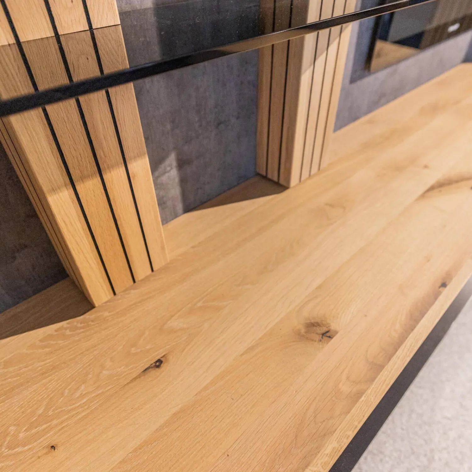 WK Wohnen Wohnwände & Tv-Lowboards|Wohnwand WK 490 Baristo Asteiche Bianco Rillenoptik Glas Anthrazit Inklusive LED Beleuchtung