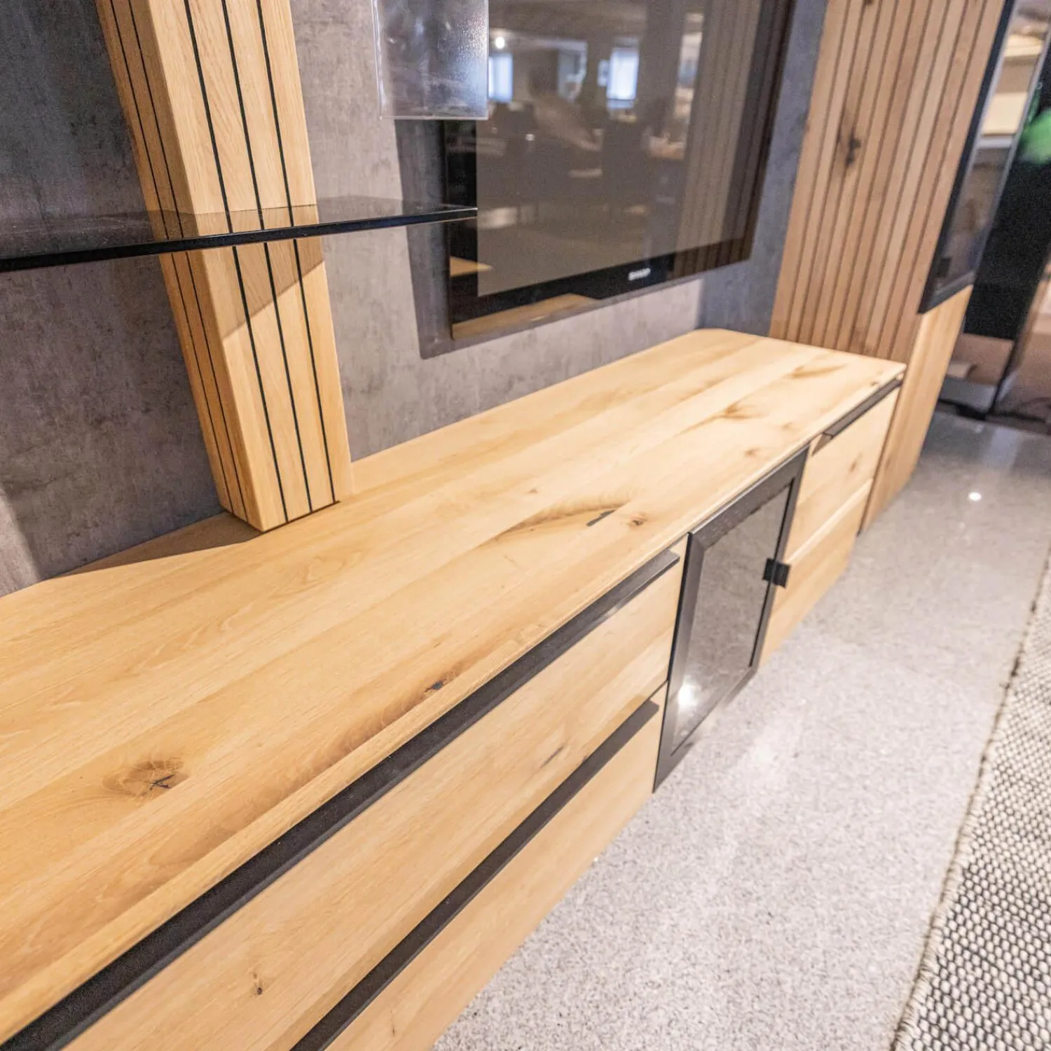 WK Wohnen Wohnwände & Tv-Lowboards|Wohnwand WK 490 Baristo Asteiche Bianco Rillenoptik Glas Anthrazit Inklusive LED Beleuchtung