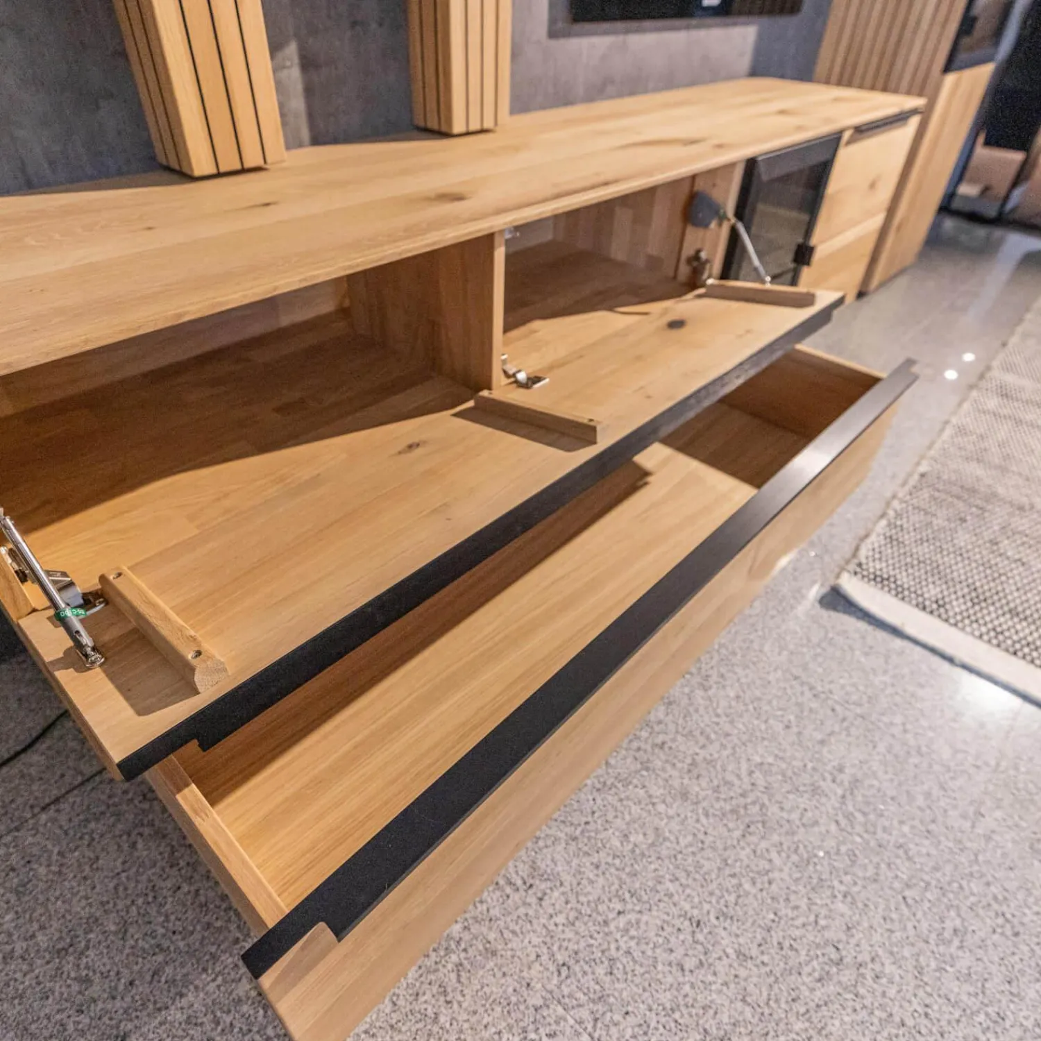 WK Wohnen Wohnwände & Tv-Lowboards|Wohnwand WK 490 Baristo Asteiche Bianco Rillenoptik Glas Anthrazit Inklusive LED Beleuchtung