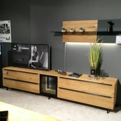 WK Wohnen Wohnwände & Tv-Lowboards|Wohnwand WK490 Baristo V18003 Asteiche Natur Front Mitte aus Farbglas Anthrazit Satiniert